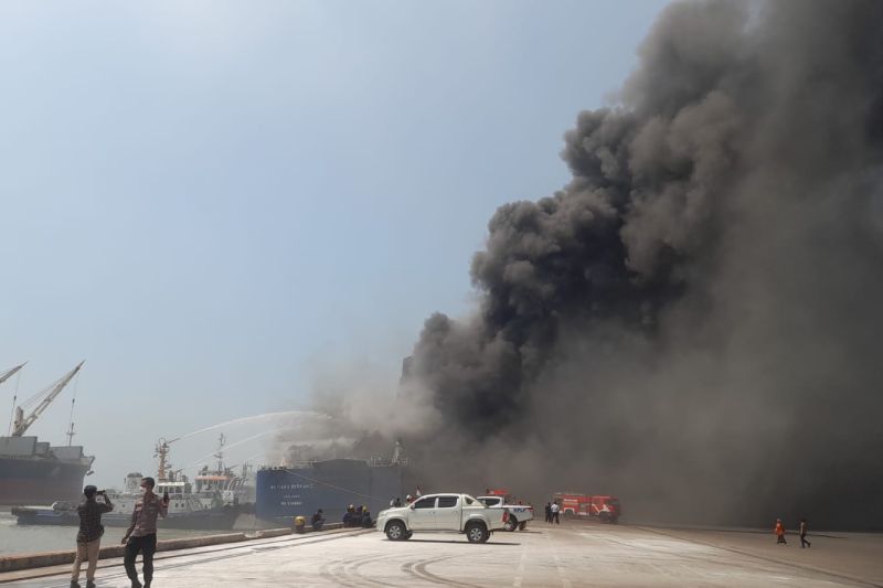 Dramatis, Begini Proses Evakuasi Penumpang Kapal yang Terbakar di Pelabuhan Merak Banten
