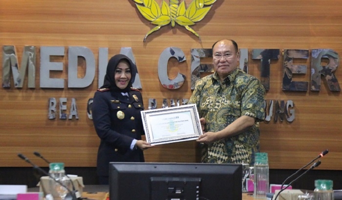 Beri Pelayanan Prima, Bea Cukai Bandar Lampung Terima Penghargaan dari PT GGP