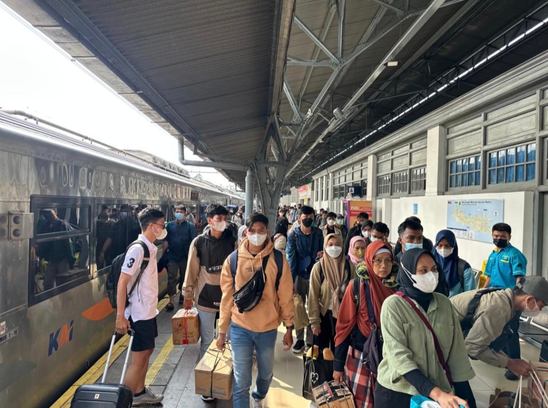 Arus Balik, Puluhan Ribu Pemudik Terus Berdatangan di Stasiun Kereta Area Daop 1 Jakarta 