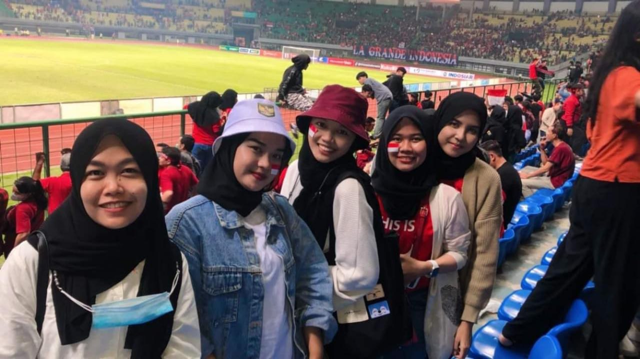 Foto-foto Bidadari Tribun Dukung Timnas Indonesia AFF U-19, Langsung dari Stadion Chandrabaga Bekasi 