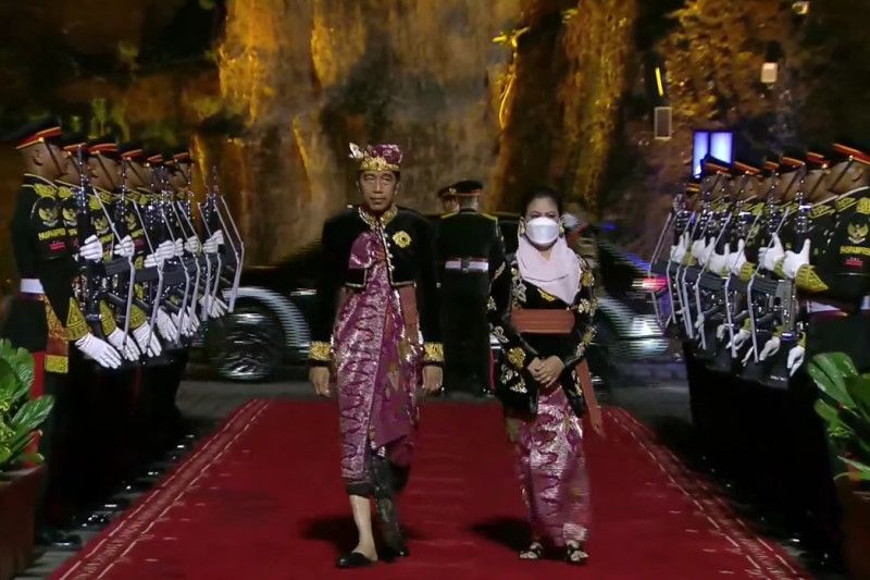 Jokowi dan Iriana Pakai Baju Adat Bali di Acara Jamuan Makan Malam KTT G20 di Bali
