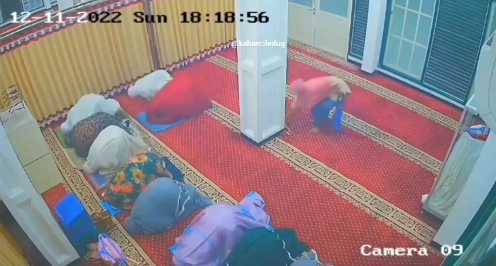 Viral, Emak-Emak Curi HP di Masjid Baiturrahman Tangerang, Beraksi Saat Jamaah Salat Maghrib