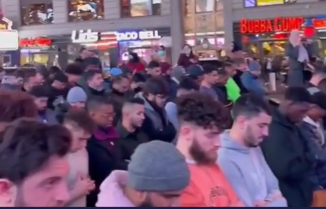 Viral, Umat Islam Gelar Salat di Jalanan Times Square New York