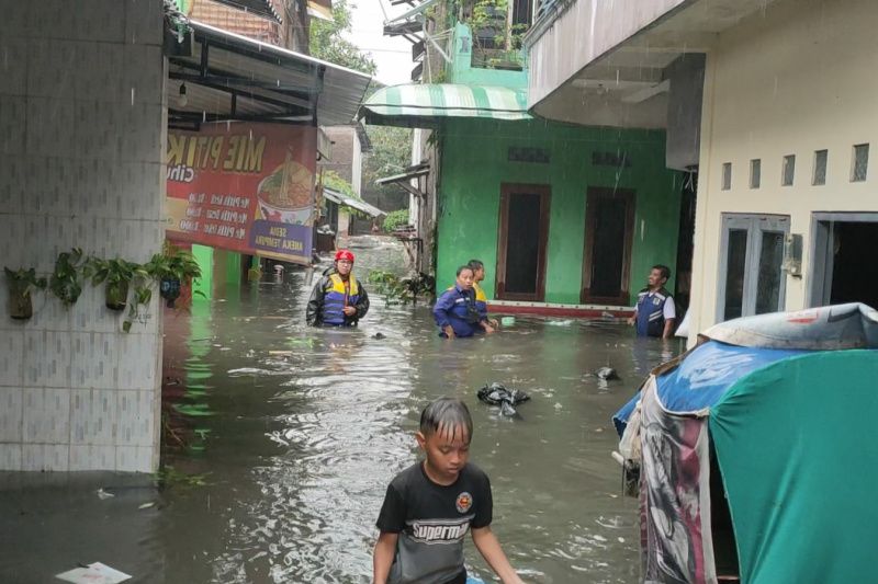 Kota Solo Dilanda Banjir, Ribuan Warga Mengungsi