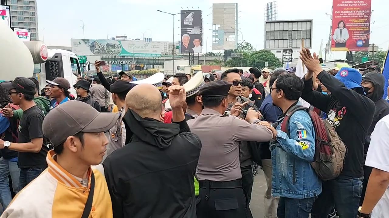 Buruh Blokade Simpang TOL Bekasi Barat, Arus Lalu Lintas Macet Total