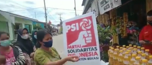 Geger Aksi PSI Jual Minyak Goreng Ratusan Liter Bikin Curiga, Warganet Heran: Lu Dapet dari Mana Tong?