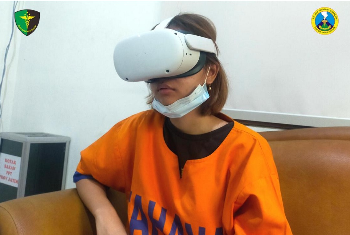 Penampakan Icha Ceeby Kebaya Merah Pakai VR Glasses Metaverse 