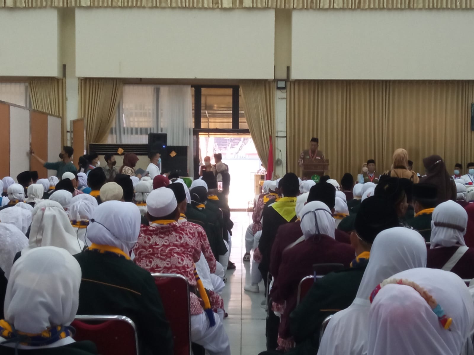 Ratusan Jemaah Haji Kloter Pertama Wilayah Jawa Barat Tiba di Asrama Haji Kota Bekasi
