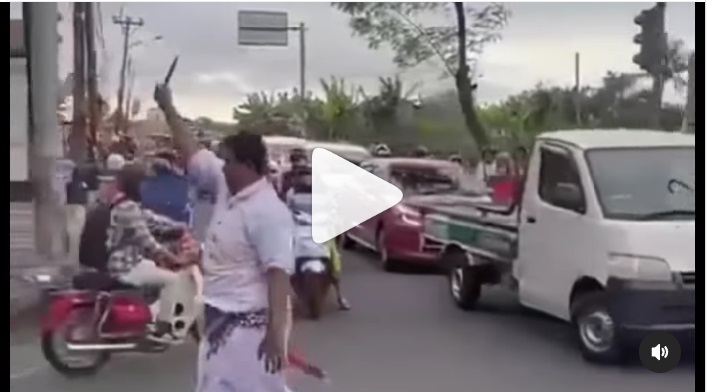 Viral Pria Diduga ODGJ Ngamuk di Tengah Jalan di Bali, Bawa Sajam dan Tusuk Pengendara Motor