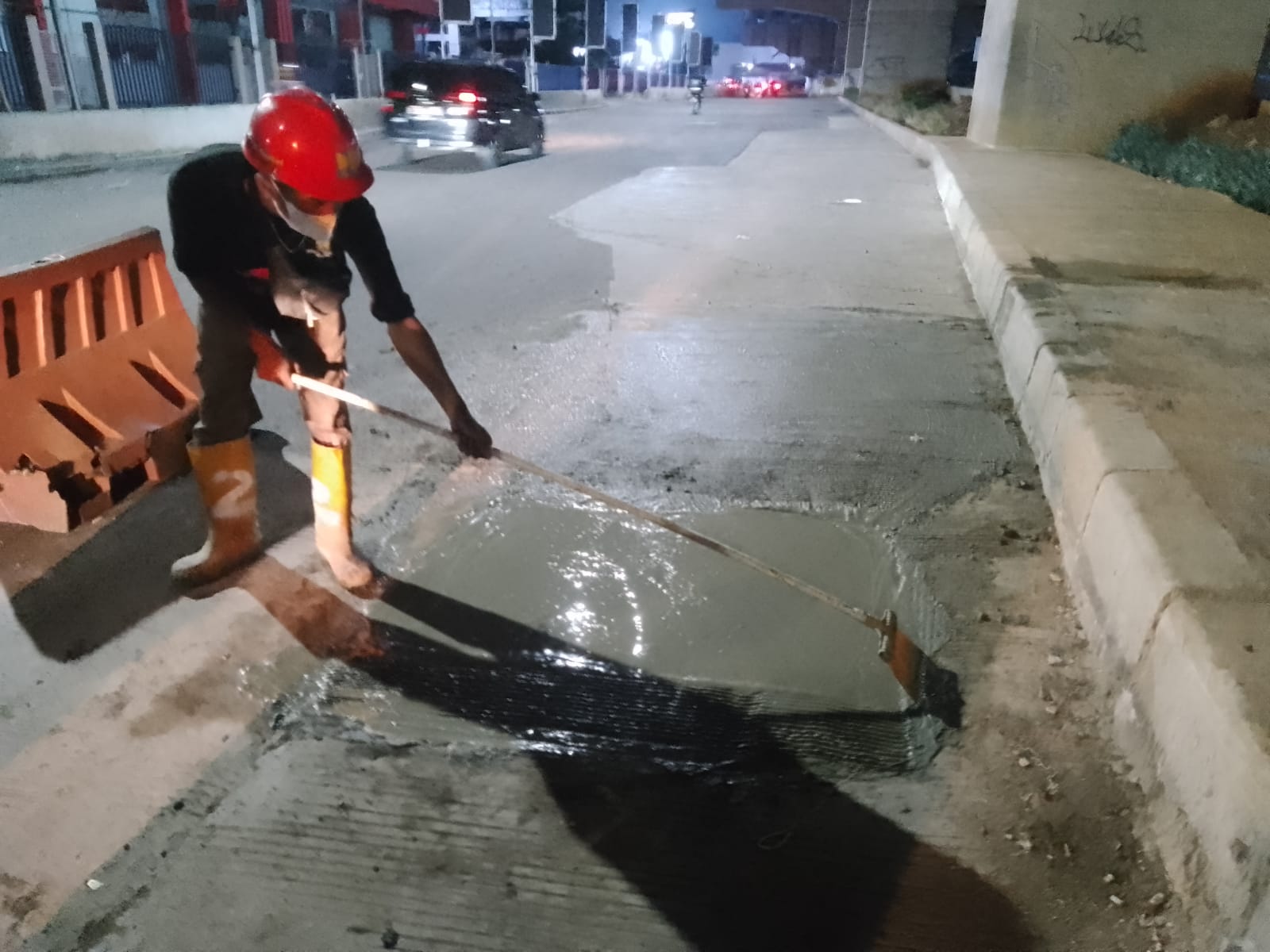 Lubang Besar Menganga di Jalan Ahmad Yani Rampung Diperbaiki, Ternyata Saluran Air