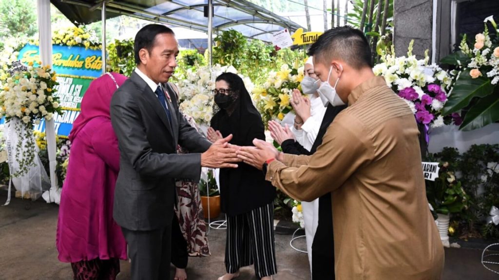 Tiba di Tanah Air, Jokowi dan Ibu Iriana Lanjut Bertakziah ke Kediaman Mendiang Tjahjo Kumolo