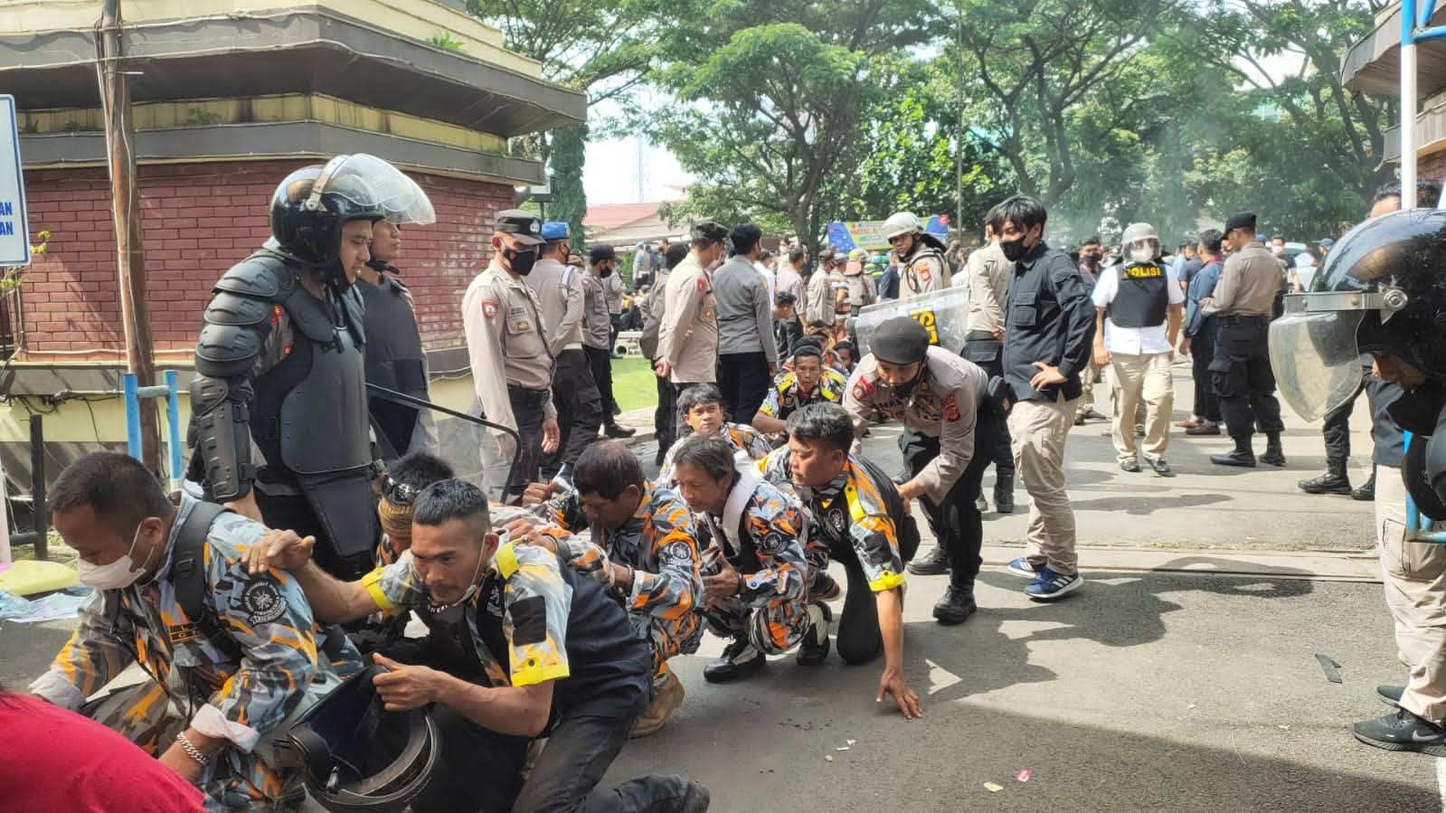 Massal... 731 Anggota GMBI Ditangkap, Termasuk Ketua Umumnya, Buntut Demo Rusuh di Depan Polda Jabar 