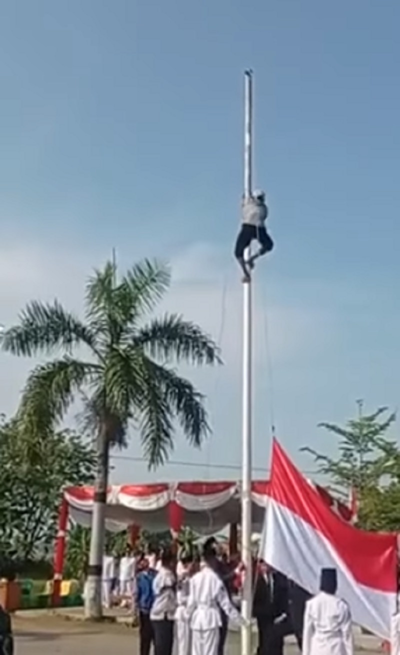 Viral Aksi Heroik Petani Panjat Tiang Karena Tali Bendera Nyangkut
