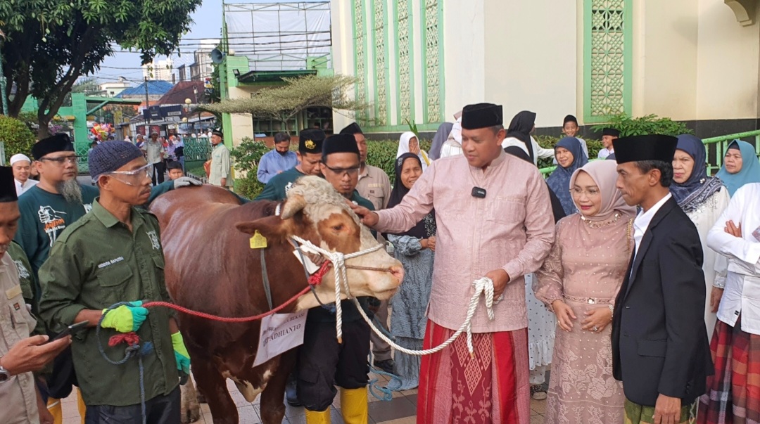 Plt Walikota Bekasi Tri Adhianto Kurban Sapi Limousin di Masjid Agung Al-Barkah