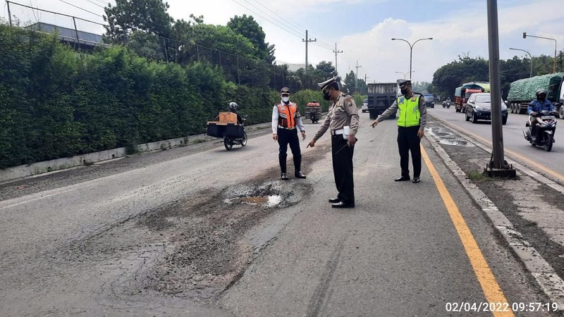 Parah, Dua Tahun Gak Dipakai Jalur Mudik, Jalan Raya Kalimalang di Bekasi Berlubang dan Bergelombang
