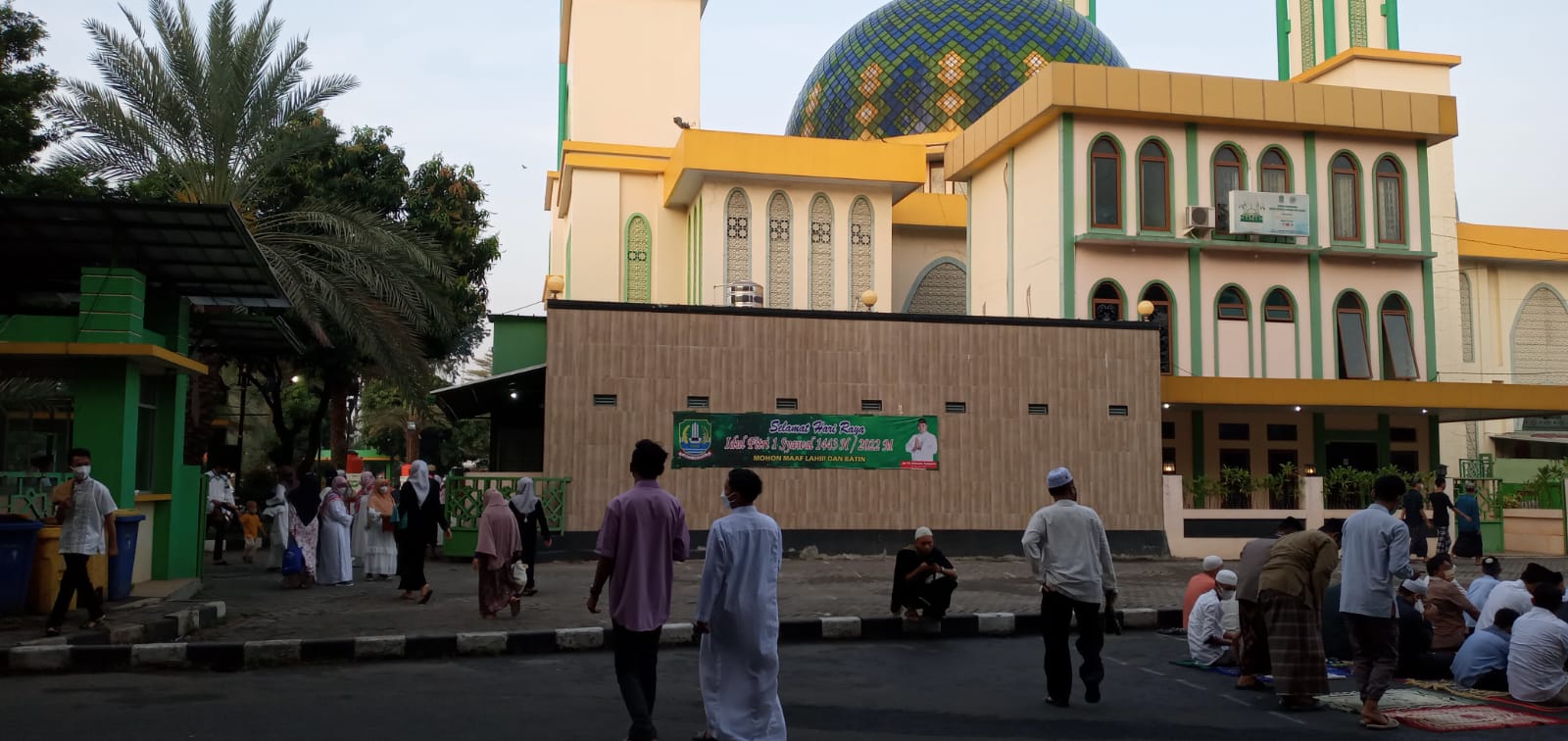 Antusiasme Warga, Saf Jamaah Salat Idulfitri di Masjid Al-Barkah Kota Bekasi Membludak hingga Jalan Veteran 
