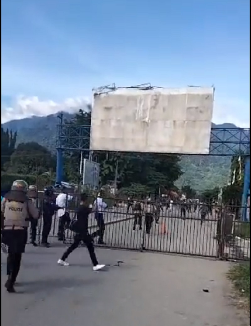 Video Menegangkan Massa Pendukung Lukas Enembe Rusuh di Bandara Papua, Hingga Terdengar Suara Baku Tembak