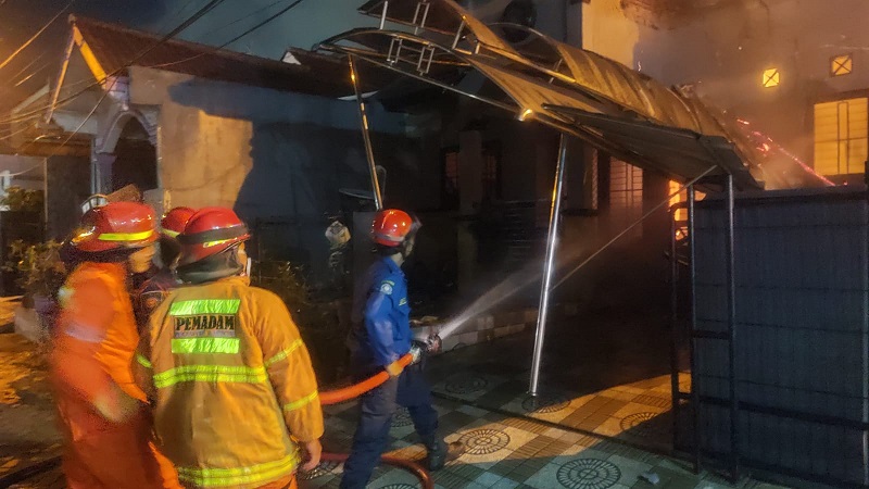 Api Membakar Rumah Tinggal di Medan Satria Bekasi, Kerugian Ditaksir Mencapai Rp800 Juta