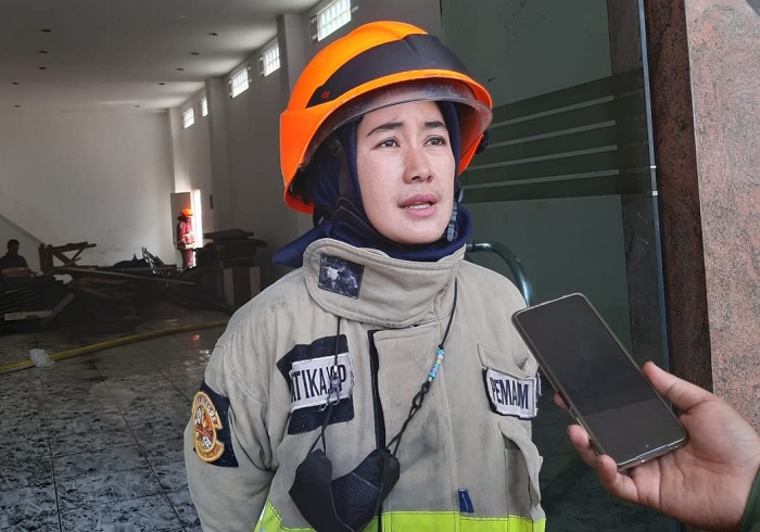 Wanita Tangguh asal Bandung Ini Pilih Jadi Petugas Pemadam Kebakaran karena Suka Tantangan