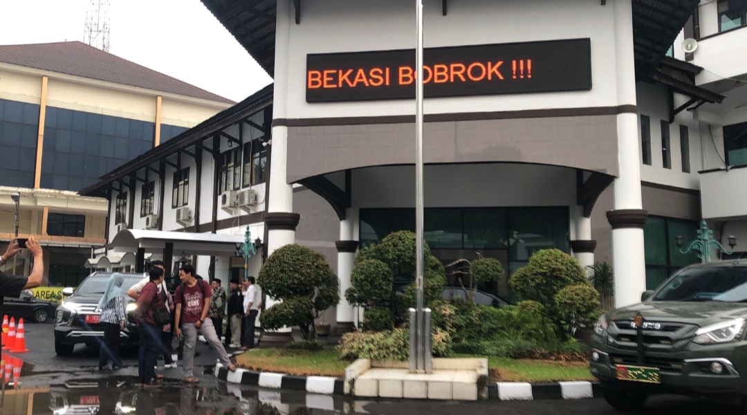 'PLT Walikota Bekasi Bobrok !!!' Terpampang di Running Text Asrama Haji Embarkasi Jakarta - Bekasi 