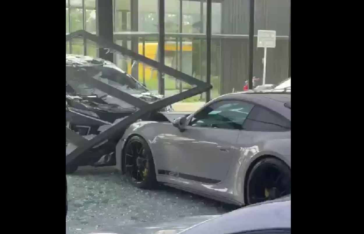 Xpander Seruduk Porsche 911 GT3 Rp 8.9 Miliar di Ivan’s Motor Showroom, Netizen: Yang Nabrak Bisa Stres Seumur Hidup