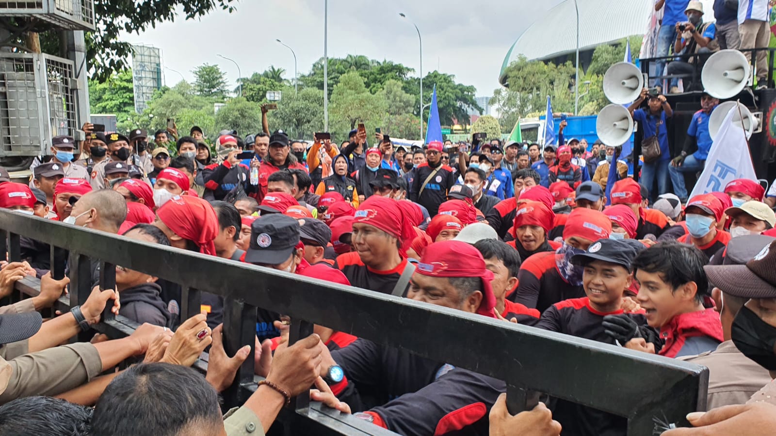 Buruh Tuntut UMP Jawa Barat 2023 Naik 12 Persen, Pemprov Rekomendasikan 7,88 Persen