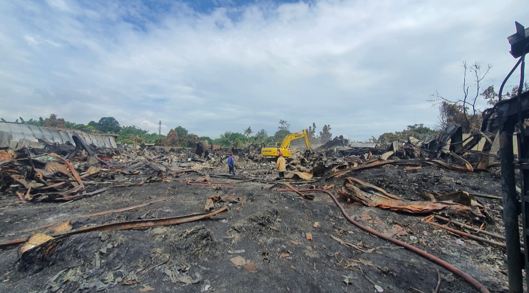 5 Unit Truk Damkar Disiagakan, Masih Ada 2 Titik Sumber Kebakaran di Gudang Limbah Plastik Bantargebang Bekasi