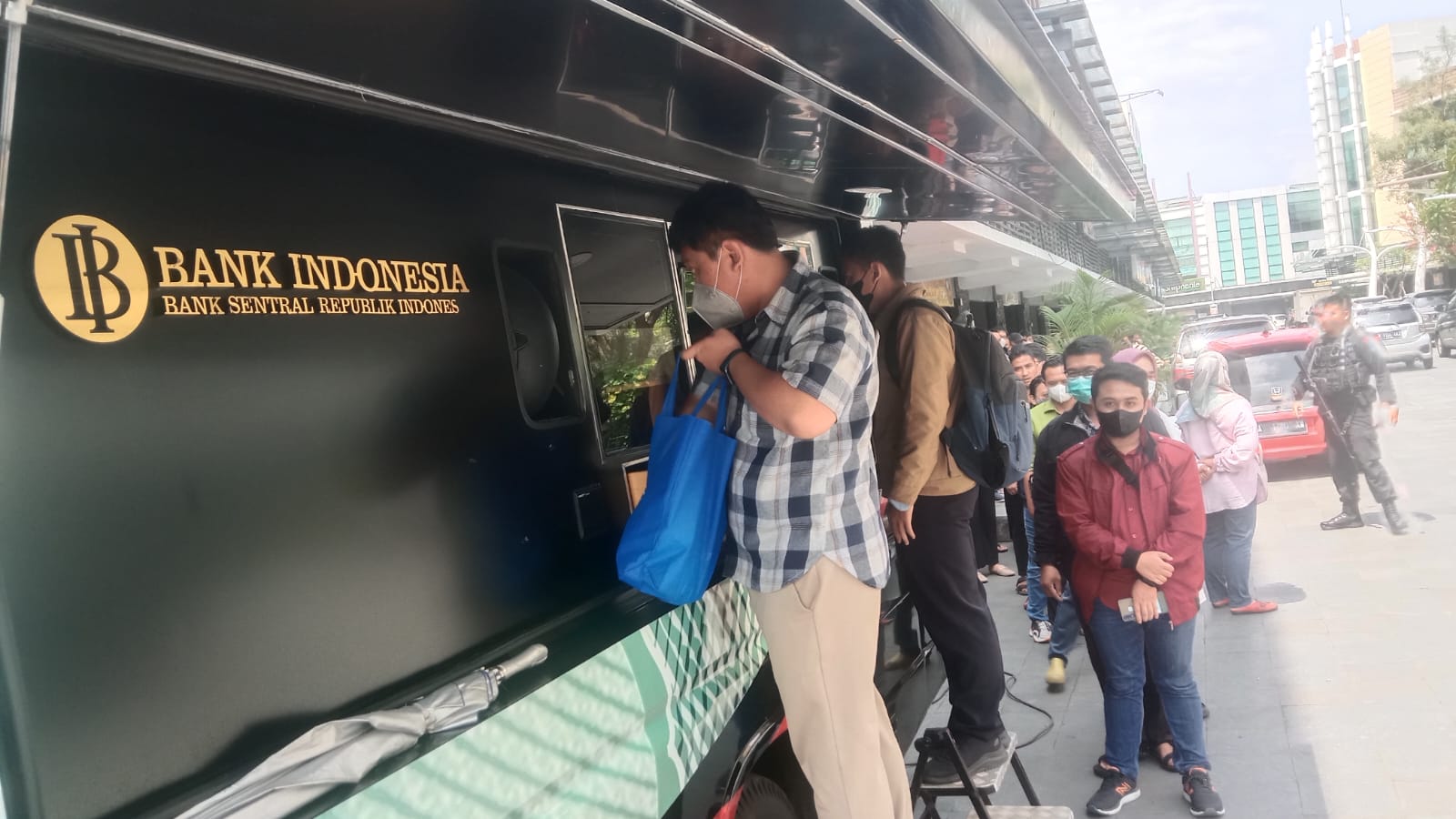 Berburu Uang Receh Untuk Persenan Lebaran, Mobil Kas Keliling BI di Tangerang Dipadati Warga