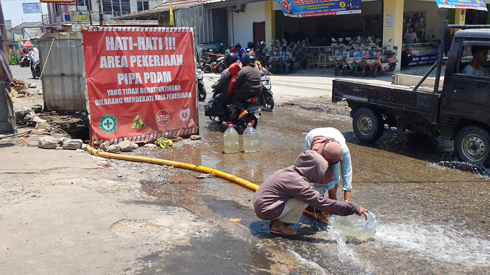 Krisis Air Bersih, Warga Tarumajaya Kabupaten Bekasi Ambil Air Dari Proyek Galian Pipa PDAM