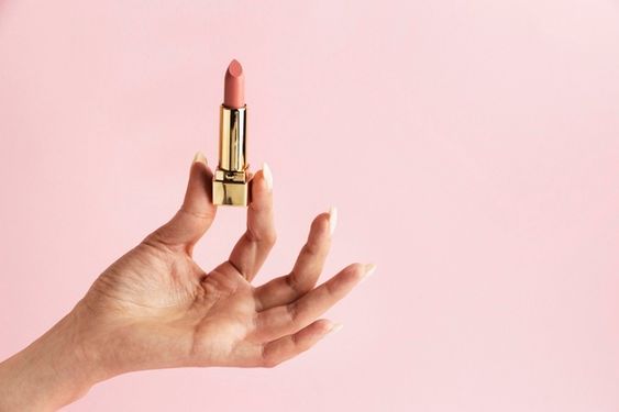 Perbedaan Lipstik dan Lip Cream, Mana yang Lebih Bagus Dipakai Seharian?