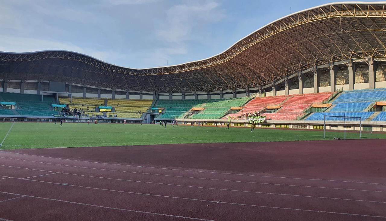 Pemkot Bekasi Pastikan Rumput Stadion Patriot Chandrabaga Mendapat Perawatan Ekstra
