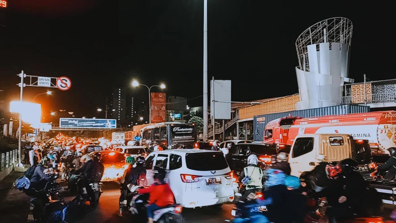 Jalan Arteri Karawang Padat Dampak Penerapan Satu Arah di Tol Jakarta-Cikampek