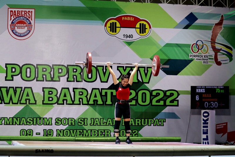 Atlet Angkat Besi Kelas 45 Kg Putri Tambah Perolehan Medali Emas Kabupaten Bekasi di Porprov Jabar 2022
