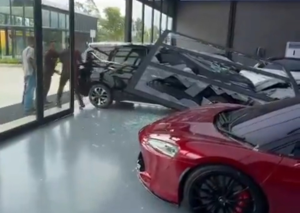 Diseruduk Xpander, Showroom Porsche Alami Kerugian Rp5,7 Miliar