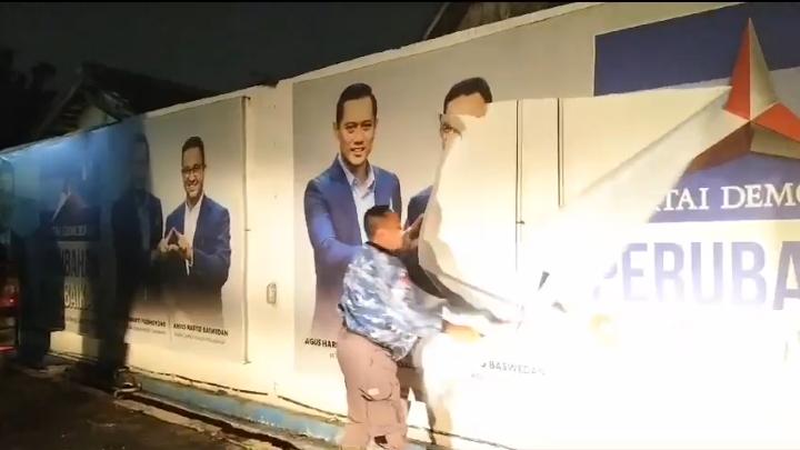 Kecewa Duet Anies-Cak Imin, Kader DPC Demokrat Kabupaten Tangerang Copot Baliho Anies Baswedan!