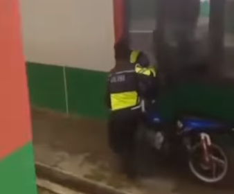 Geger Video 2 Polisi Dibully Ratusan Pelajar Gegara Angkut Motor Siswa di Sekolah, Warganet: Kena Mental Gak Tuh?