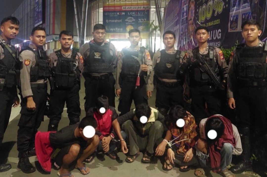 Pesta Miras di Pinggir Jalan Kota Bekasi Sambil Bawa Celurit, 5 Remaja Digiring ke Kantor Polisi 