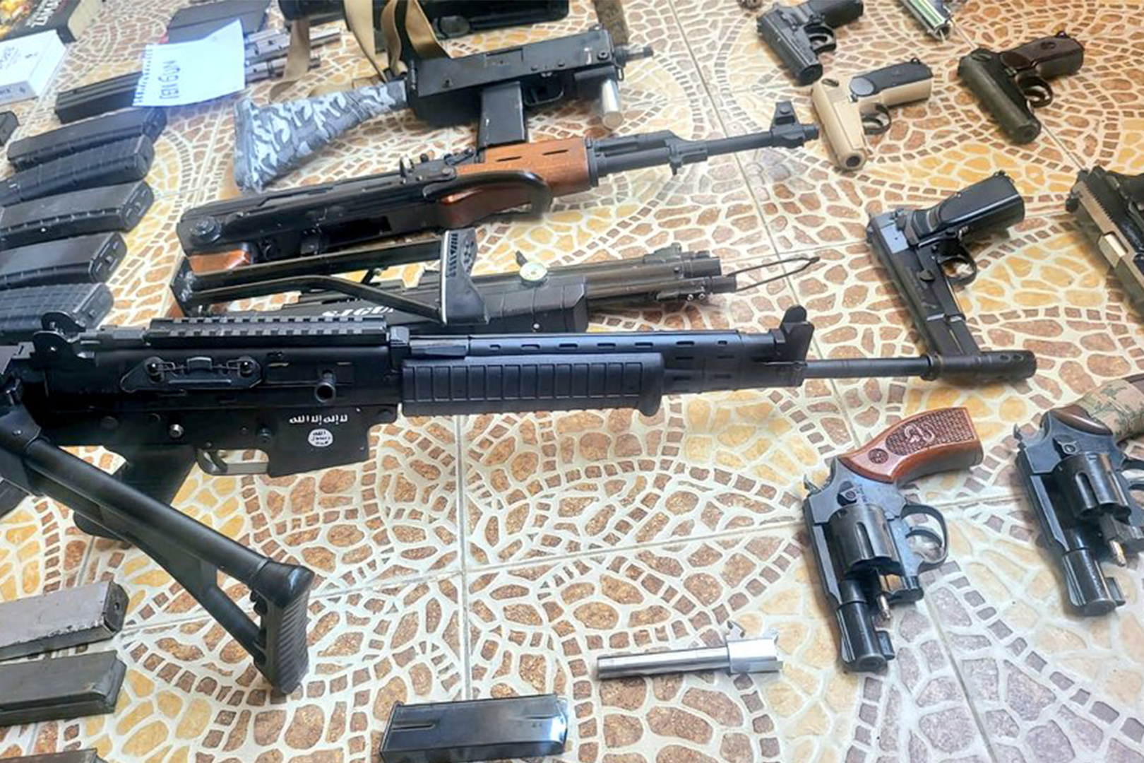 Diduga Terafiliasi ISIS, Ini Penampakan Senjata dan Amunisi yang Disita dari Pegawai PT KAI di Bekasi