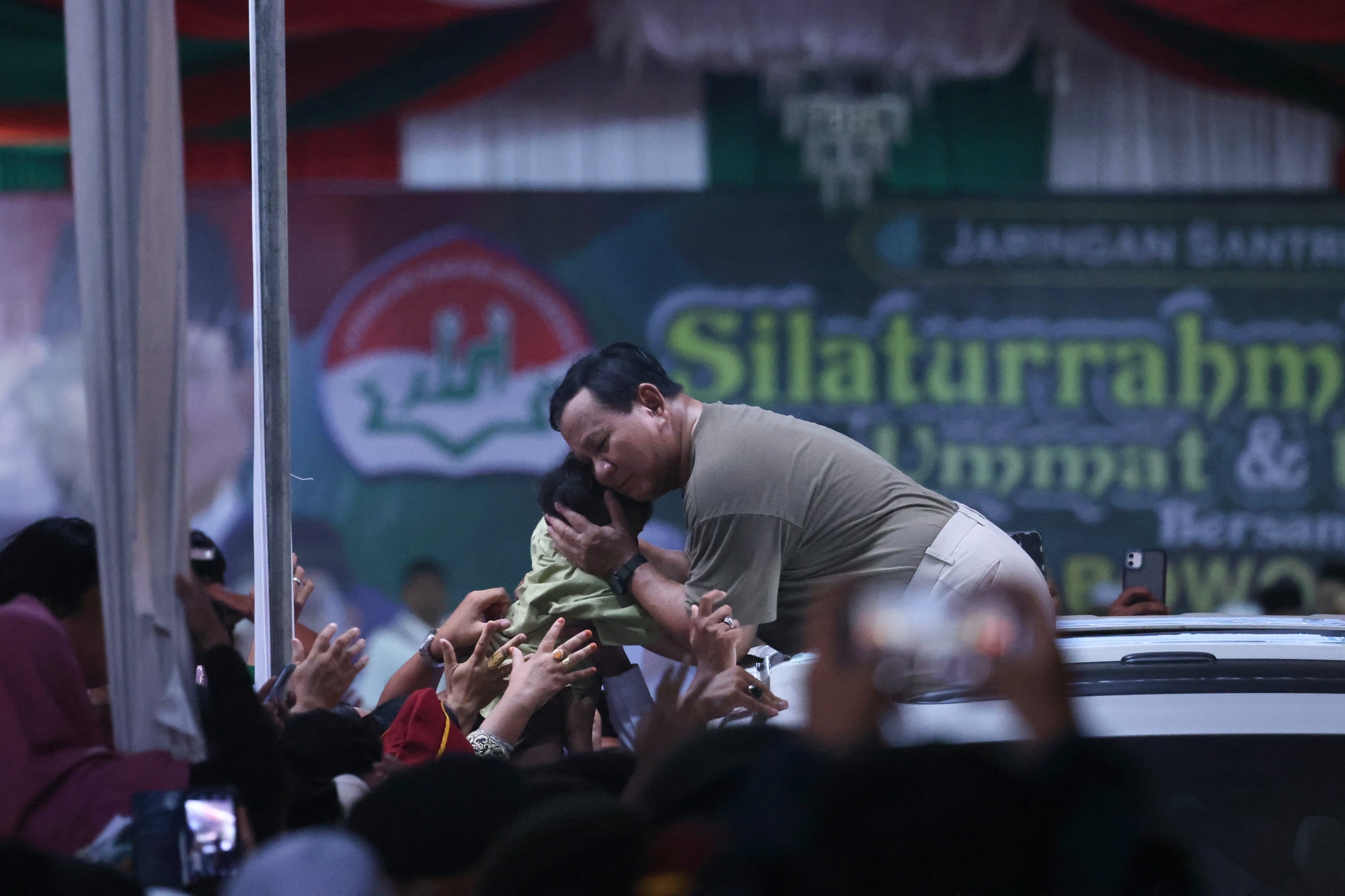Momen Prabowo Dihampiri Bocah yang Mendadak Lari ke Panggung di Palembang: Nggak Apa-apa Sini