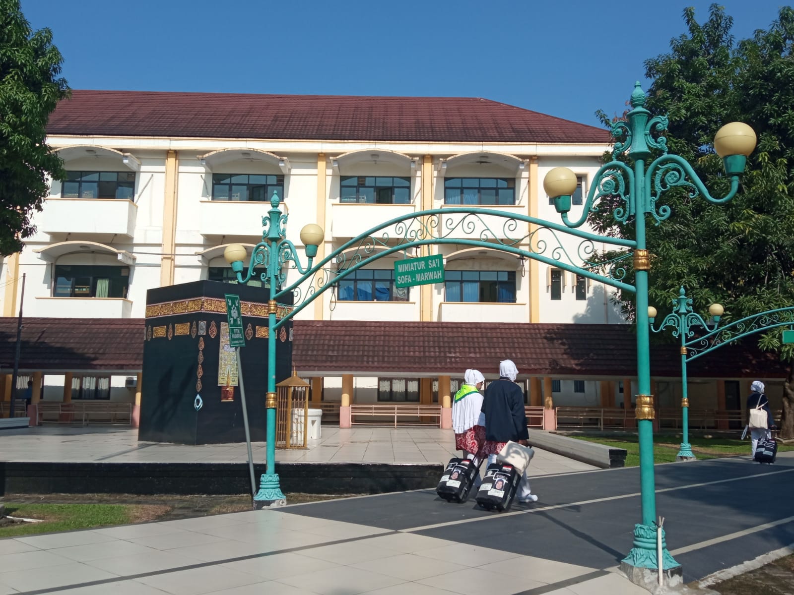 410 Orang Jamaah Kloter Pertama Asal Kabupaten Subang Tiba Di Asrama Haji Kota Bekasi