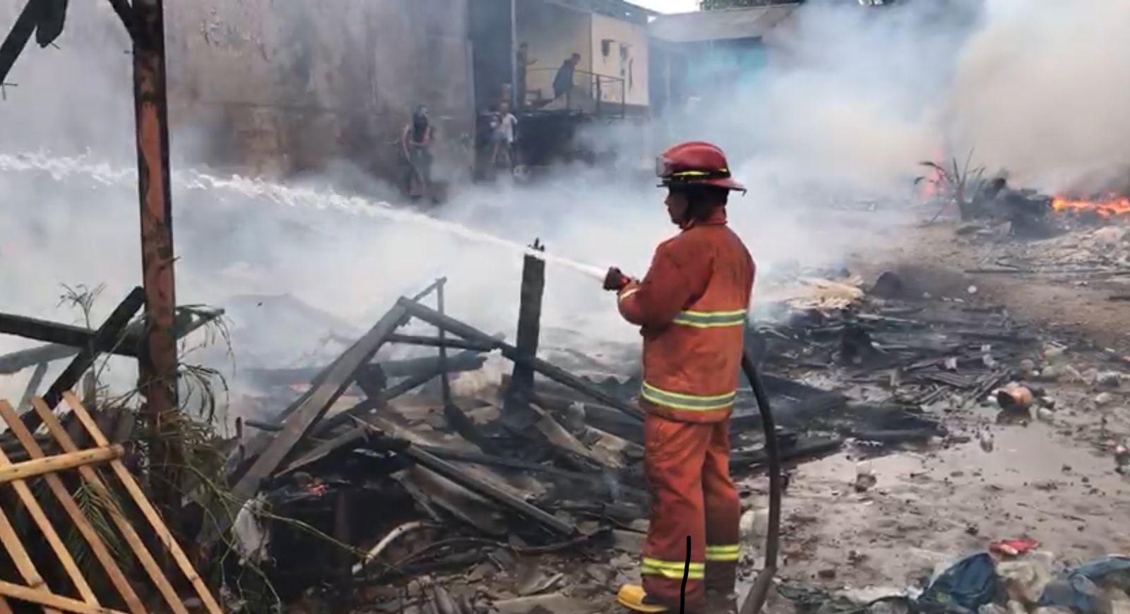 Ratusan Rumah Semi Permanen di Bekasi Terbakar, Plastik Membuat Damkar Sulit Memadamkan Api