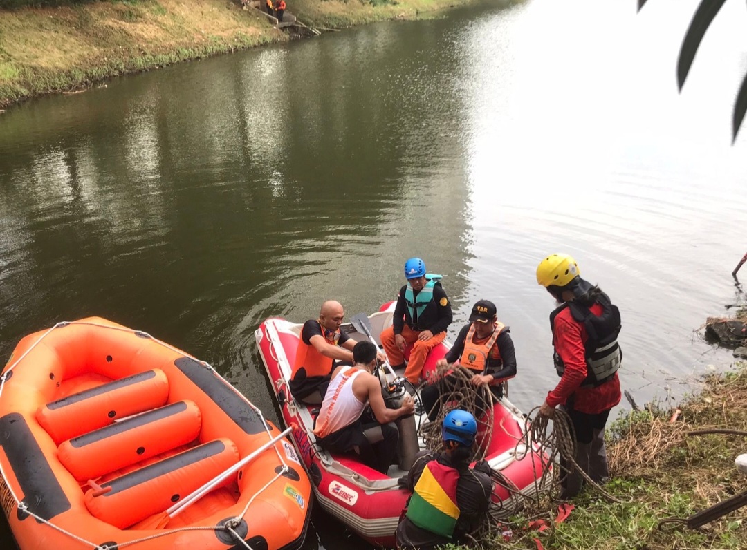 Personel Rescue SAR Bekasi Hadapi Kendala Pencarian Pria yang Ceburkan Diri ke Danau Grand Kamala Lagoon