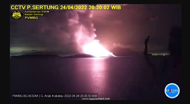 Waspada! Anak Krakatau Erupsi Lagi Malam Ini, Begini Penampakannya saat Terekam CCTV
