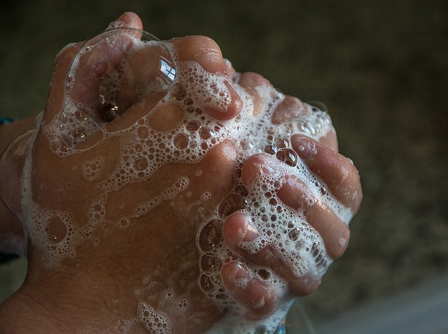 Dokter Kulit Ini Bilang Jangan Cuci Tangan dan Kaki dengan sabun, Ternyata Ini Alasannya