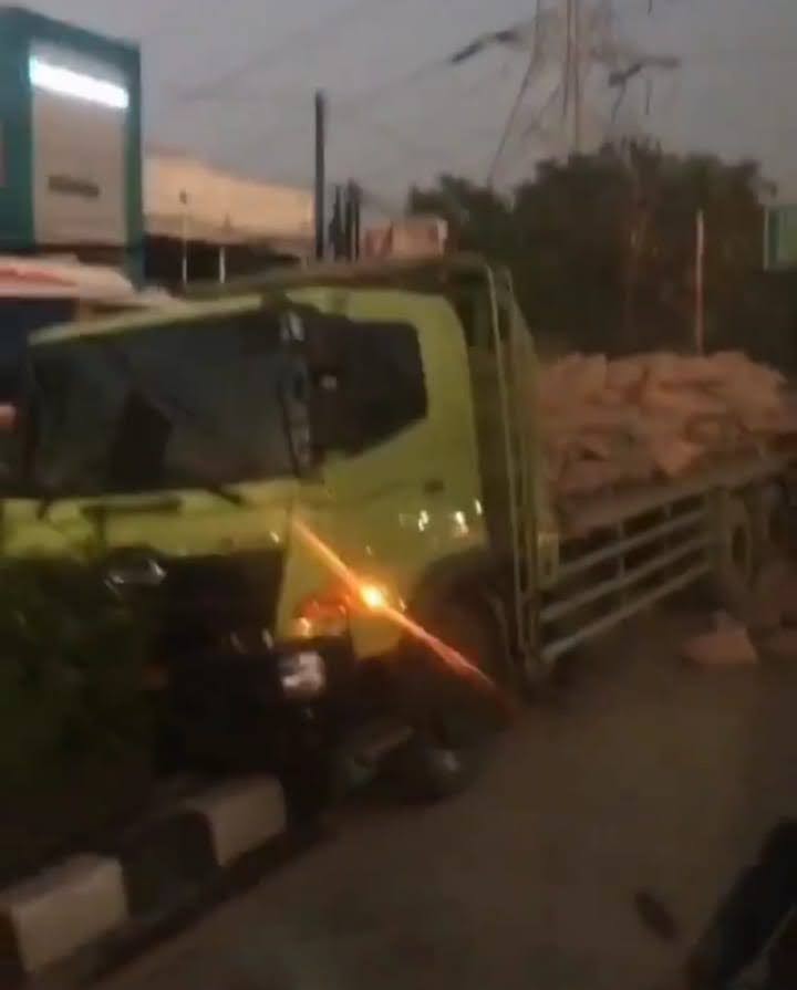 Hindari Motor Menyeberang, Truk Bermuatan Semen Tabrak Pembatas Jalan di Bekasi