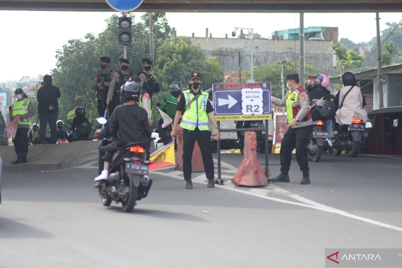 Pemudik Motor Kerap Masuk Gerbang Tol Cileunyi, Polisi Perbesar Rambu Petunjuk