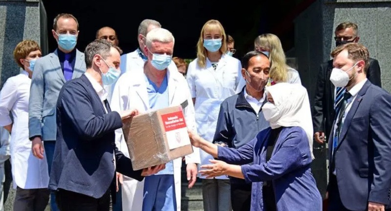 Jokowi dan Iriana Beri Bantuan Obatan-obatan untuk Rumah Sakit Ukraina