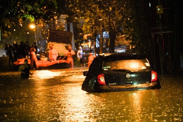 Kota Medan Banjir Bikin Menantu Jokowi Begadang, Luapan Air Sungai Merangsek ke Permukiman Warga