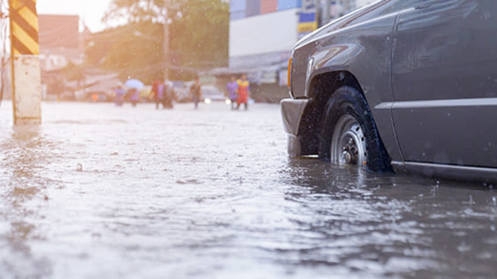 Jangan Panik, Ini Tips dan Trik Apabila Mobil Terendam Banjir Saat Musim Hujan