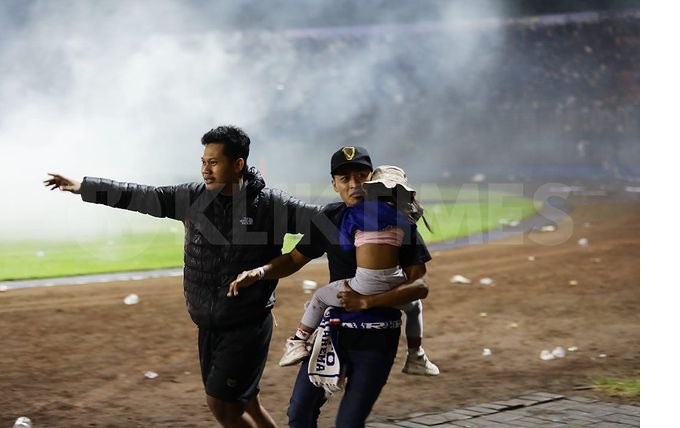 Mencekam! Detik-detik Kerusuhan di Stadion Kanjuruhan Malang yang Tewaskan 127 Orang, Termasuk 2 Polisi